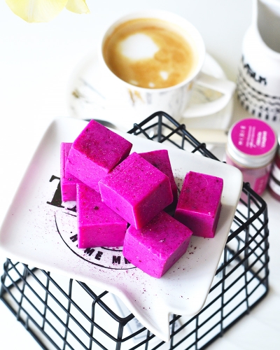 Розовая ириска с пудрой питахайи